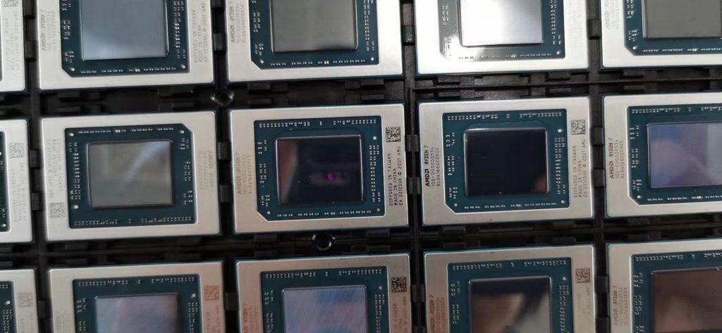 В сети появилось фото множества процессоров AMD Ryzen 7 6800U — кажется, грядет новое поколение портативных консолей
